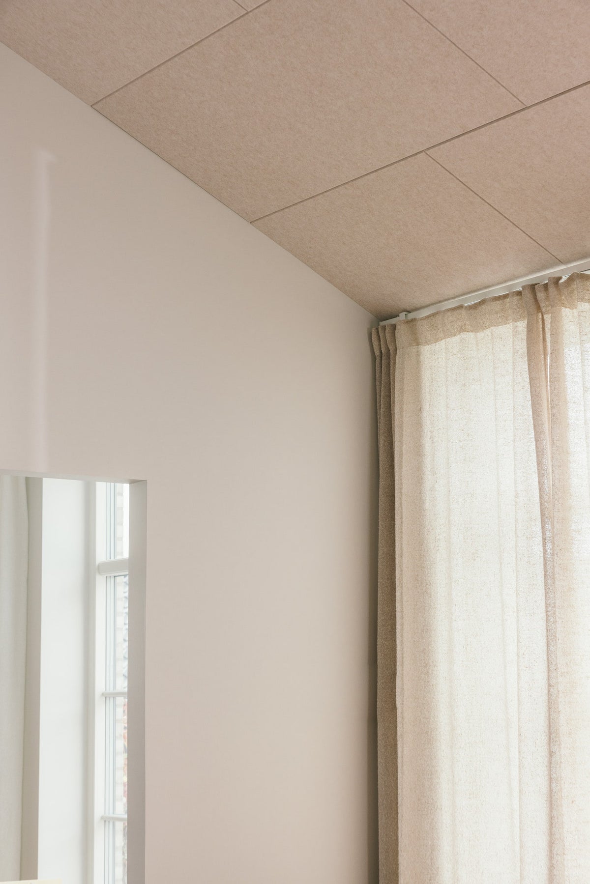 Loftpanel med støjdæmpende effekt fra Arku i rum med loft til kip. Paneler med omtanke for planeten produceret i genanvendt plast der passer perfekt ind i moderne bolig