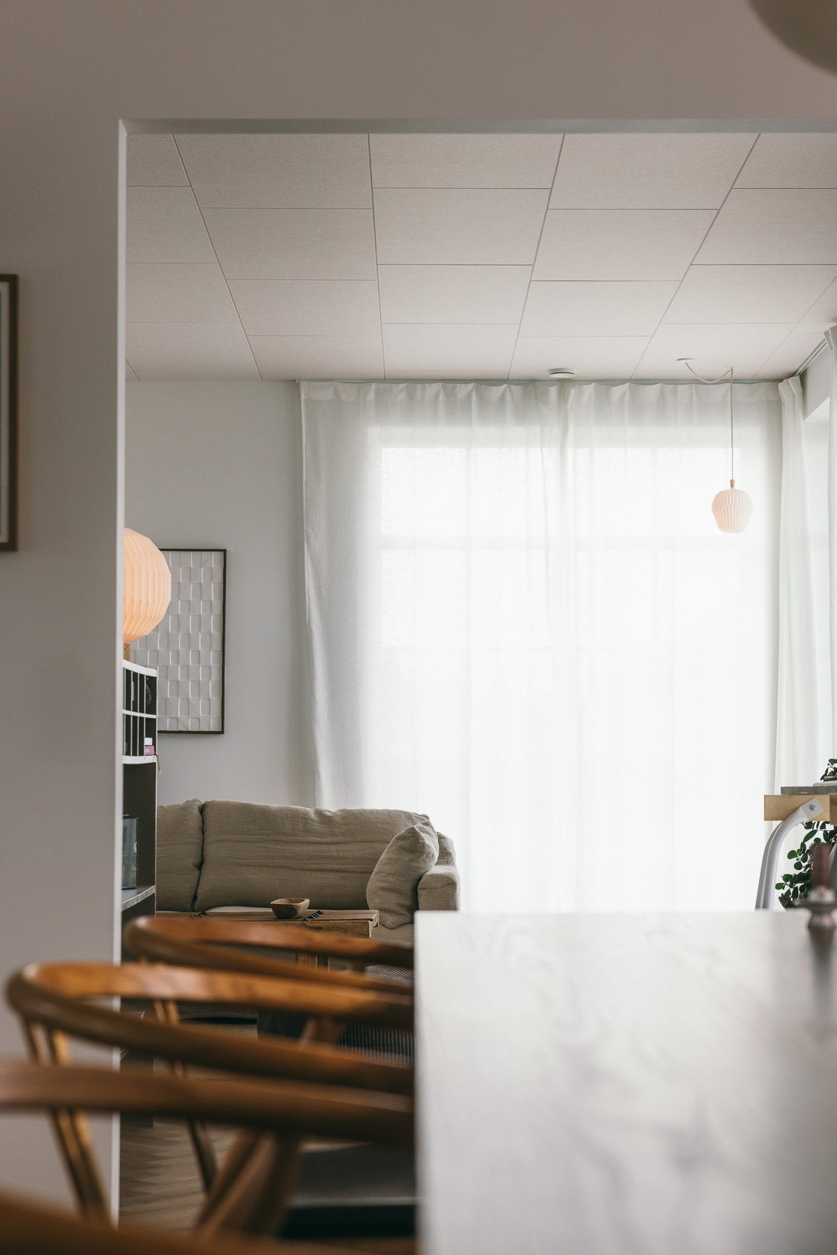 Kvadratisk lydabsorberende loftpanel fra Arku i mål 60 cm x 60 cm. Sat op i moderne hjem i farven lys sand