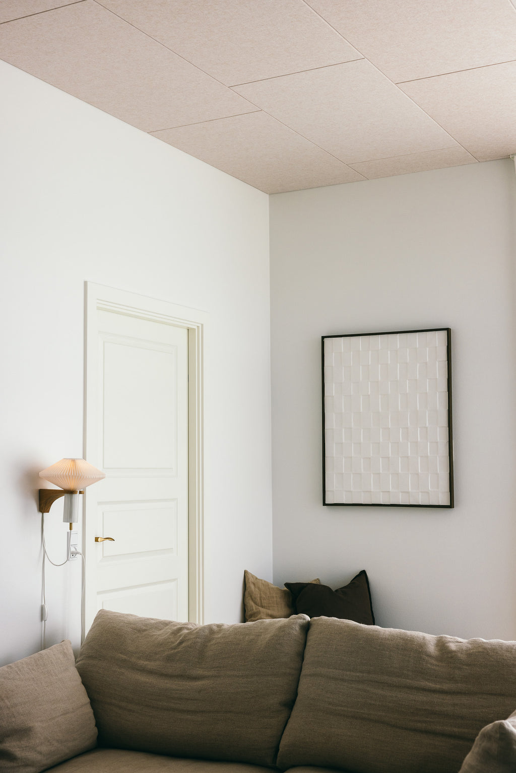 Akustikloft fra Arku i minimalistisk nordisk design monteret på flade lofter i moderne hjem og forbedre akustikken i stue
