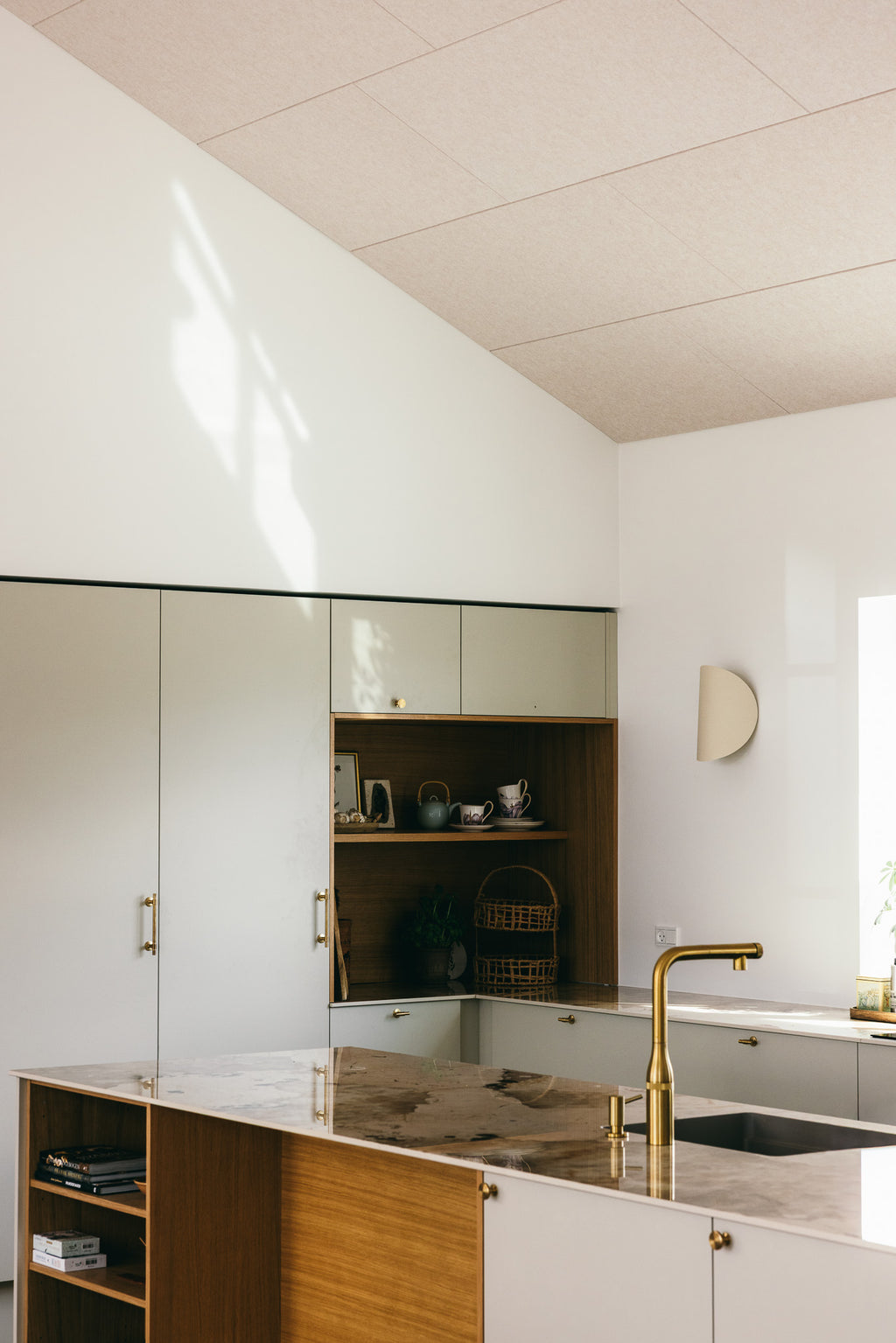 Arku rektangulært akustikpanel i lys sand i moderne snedker køkken flot og enkelt design med sammenhæng mellem loft og rum med perfekt akustik under madlavning og liv i køkkenet