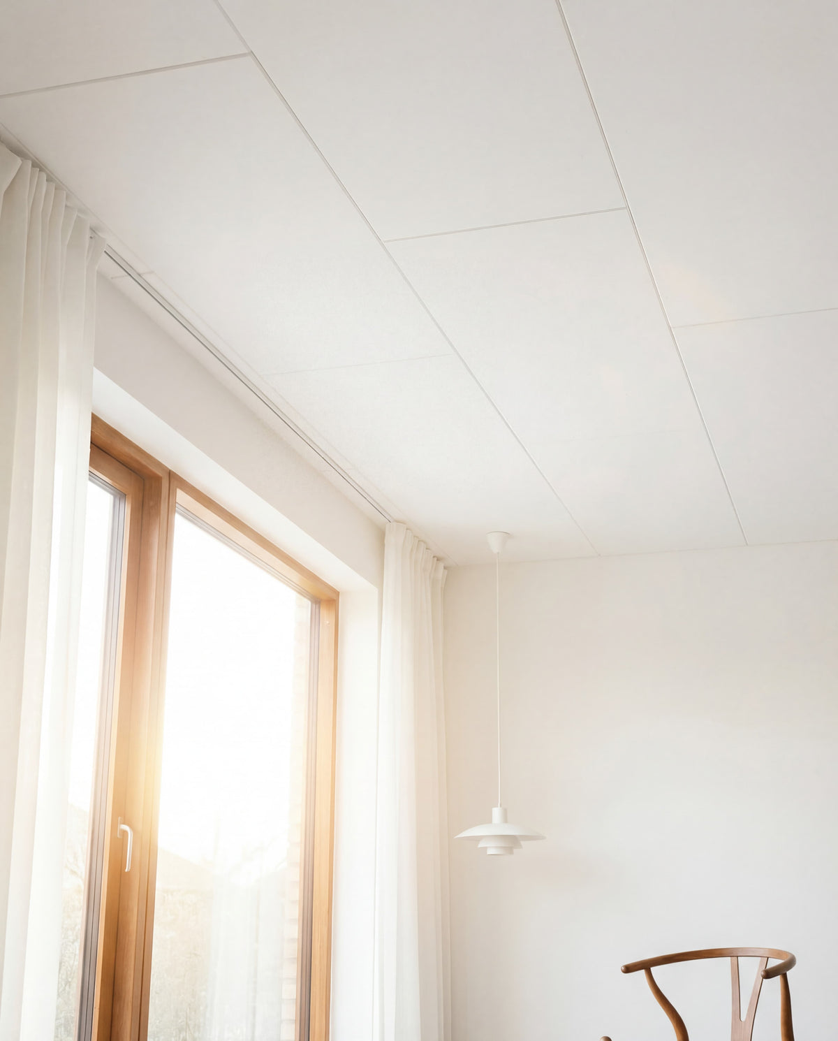 Arku akustikpanel i råhvid transformere ældre 70'er bolig og gør rummet moderne og roligt. 