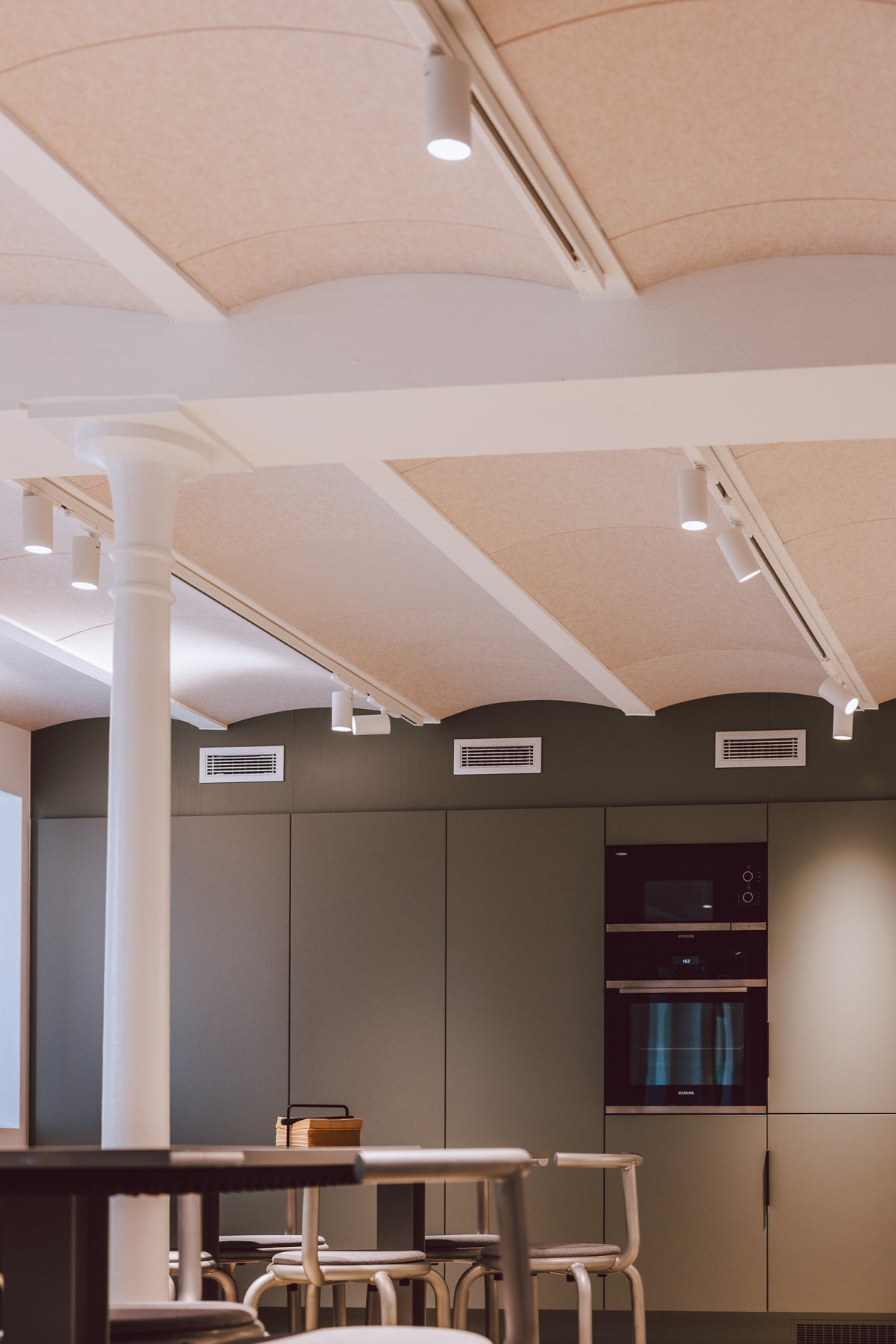 Akustiklofter der tilpasses arkitekturen og bues til det eksisterende loft for at få bedre lyd