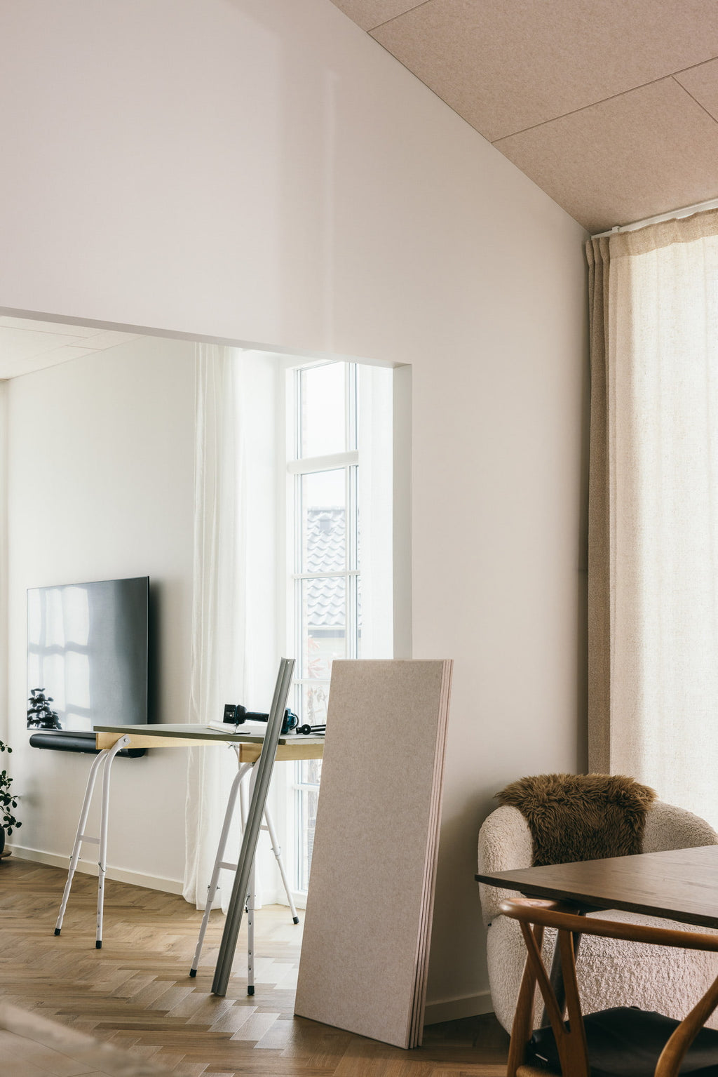 Loftpanel med støjdæmpende effekt fra Arku klar til at blive sat op og monteret i moderne hjem med loft til kip