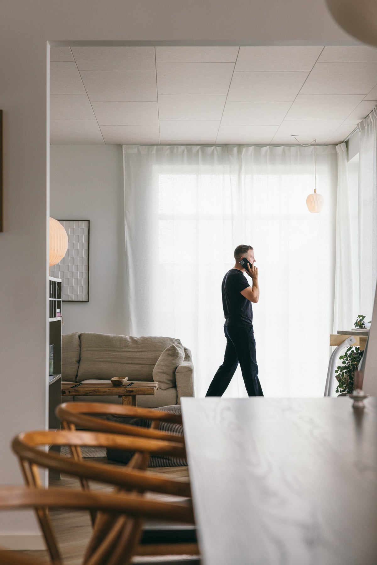 Moderne akustikpanel i bolig sat op i gennemgående rum så snak og støj reduceres i hverdagen og gør rummet roligt