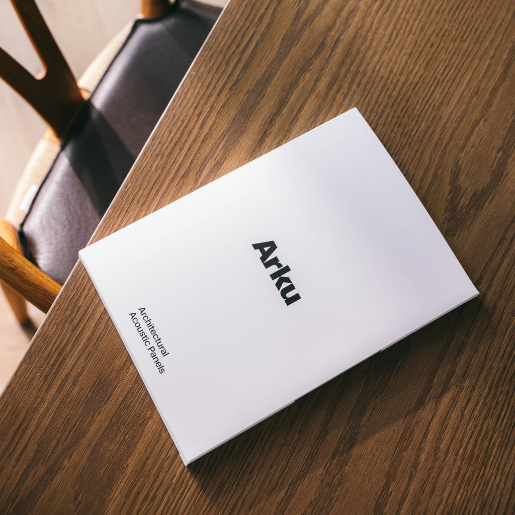 Materialeprøver på lydabsorberende loftpaneler. Akustikpaneler i samlet pakke. Prøve af produkt.
